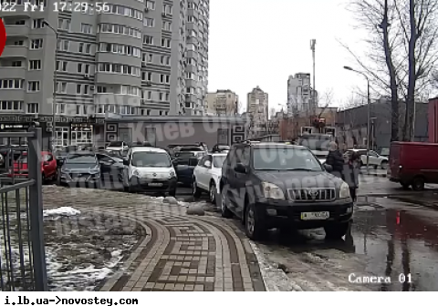 В Киеве водитель Toyota Prado бросил мужчину головой в асфальт из-за замечания