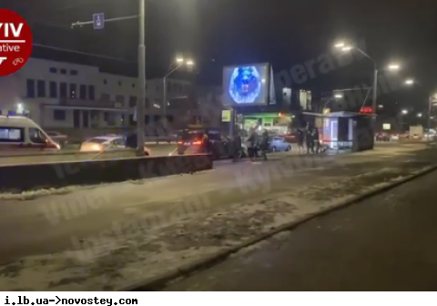 В Киеве на съезде с проспекта Победы на Янгеля Lada влетела в пешеходный переход