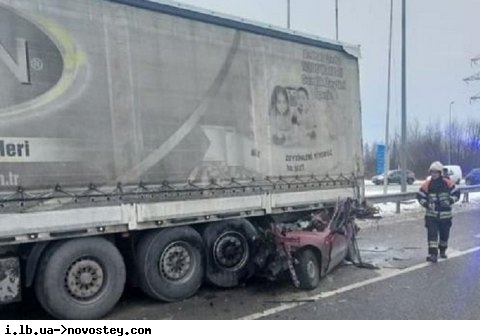 ?На трассе Киев-Одесса после столкновения с грузовиком погибли водитель и трое пассажиров легкового автомобиля