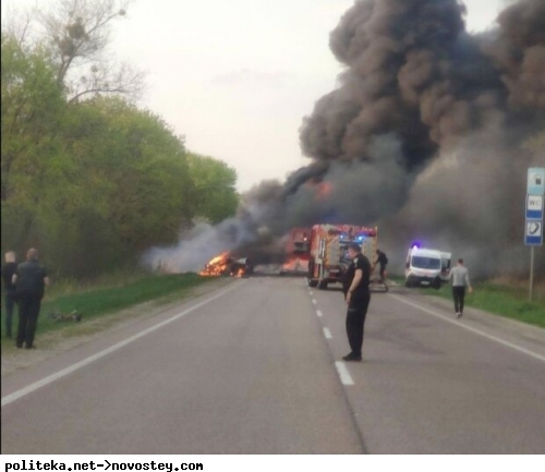 Автобус с пассажирами врезался в бензовоз на украинской трассе: много погибших