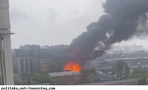 Огонь охватил бизнес-центр в Москве, люди заблокированы на крыше: «Справиться с пожаром не могут»