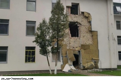 РоSSийские оккупанты уничтожили базу Международной теннисной академии под Киевом