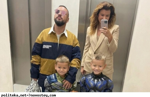 Дмитрий Монатик с женой и детьми