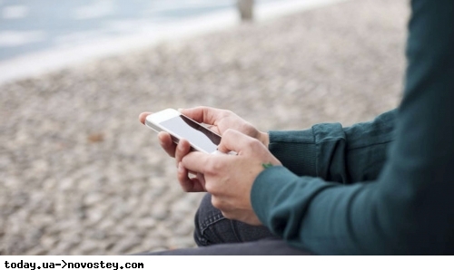 Як захистити смартфон від сонця та води на пляжі: чотири корисних поради