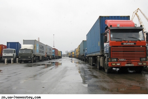 Черги вантажівок на кордоні в рази зменшились: прикордонники надають пріоритет бензовозам