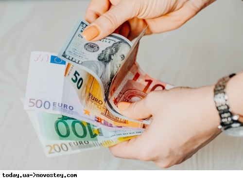 ПриватБанк змінив картковий курс долара и євро: скільки коштує валюта напередодні вихідних