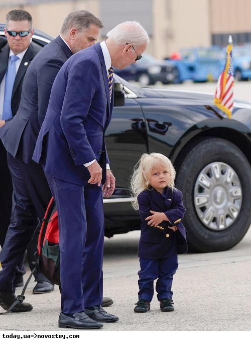 Копія Бориса Джонсона: маленький онук президента США Джо Байдена затьмарив усіх членів своєї відомої родини