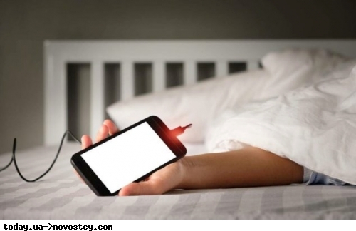 Стало відомо, чому небезпечно заряджати смартфон під подушкою 