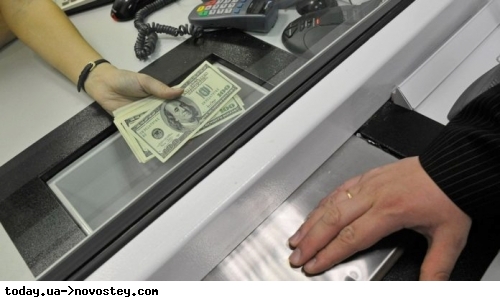 Долари зняти неможливо: ПриватБанк відреагував на проблему клієнтів із купівлею готівкової валюти 