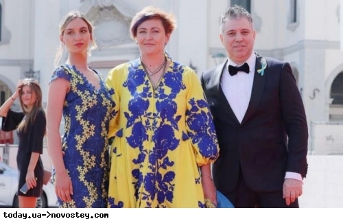 У синьо-жовтій сукні: дівчина з Маріуполя прикрасила червону доріжку Венеціанського кінофестивалю 