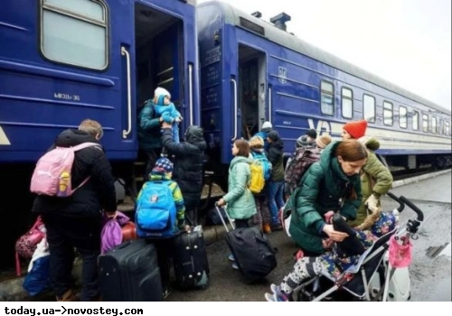 Виплата допомоги евакуйованим українцям у поїздах: кому і скільки належить 