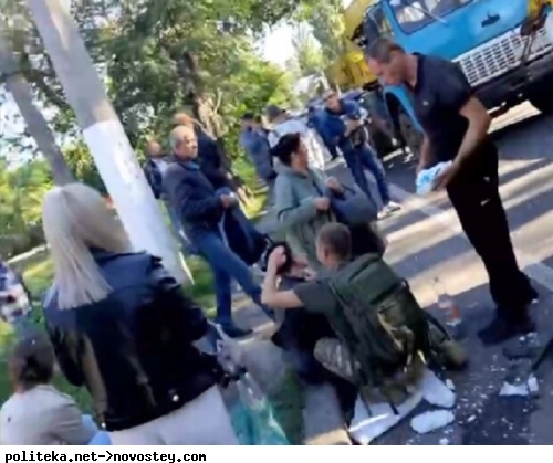 У маршрутці діра, люди лежать на землі: з'явилися кадри з місця масштабної ДТП в Одесі