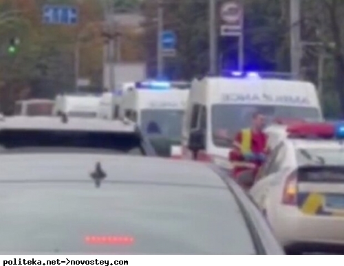 Багато постраждалих і "швидких": важка ДТП в Києві, Мерседес відправив забиту людьми маршрутку в стовп