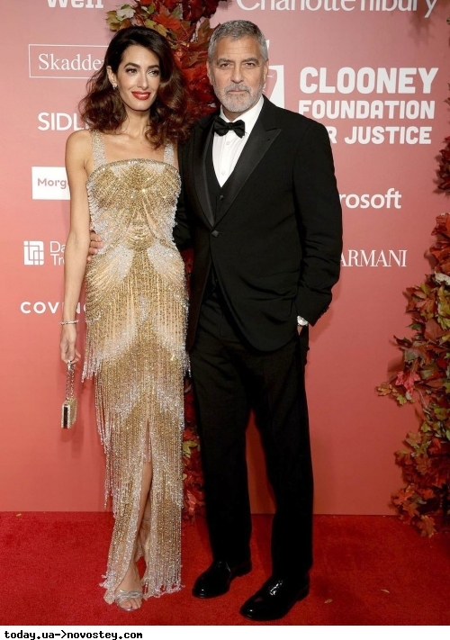 У стилі 20-х років: дружина Джорджа Клуні у золотій сукні з бахромою влаштувала вечірку у Нью-Йорку