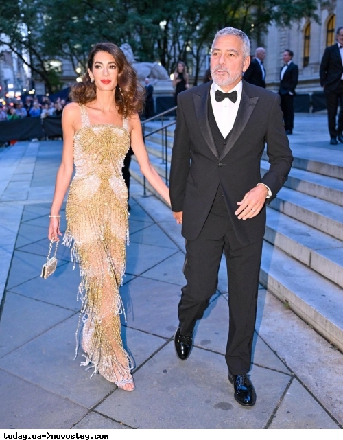 У стилі 20-х років: дружина Джорджа Клуні у золотій сукні з бахромою влаштувала вечірку у Нью-Йорку