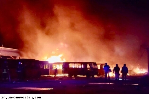 Росіяни знищили АТП у Дніпрі: у місті на маршрути вийшли перші автобуси, які передав Київ
