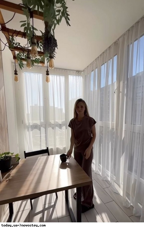 Нюдові відтінки та панорамні вікна: Ганна Кошмал зі “Сватів“ показала свою квартиру в Києві