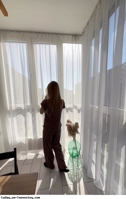 Нюдові відтінки та панорамні вікна: Ганна Кошмал зі “Сватів“ показала свою квартиру в Києві