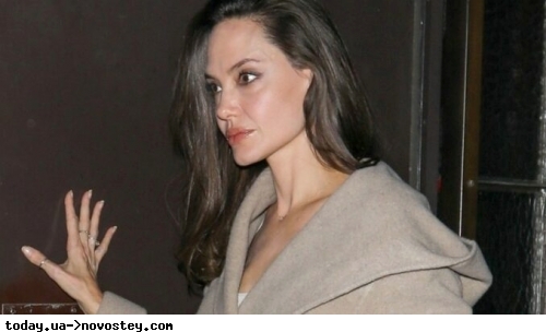 Анджеліна Джолі в пальто-халаті показала, як стильно носити трендовий верхній одяг 2022 року 