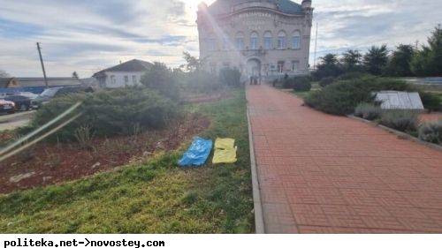 Жінка зірвала прапор України та демонстративно пошматувала, фото: яке покарання їй загрожує