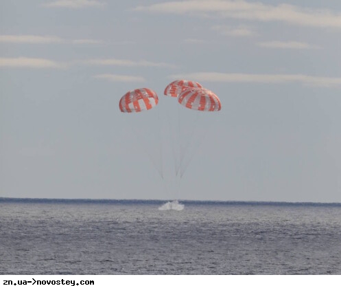 Капсула NASA Orion приземлилась у Тихому океані після тестового польоту на Місяць 