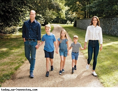 Кейт Міддлтон і принц Вільям показали рідкісне фото з трьома підрослими дітьми