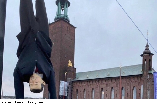 Манекен, що нагадує Ердогана, повісили у Стокгольмі догори ногами