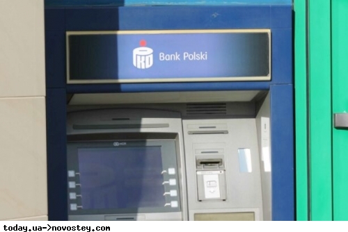 Польські банки ввели комісію за зняття готівки з українських карток 