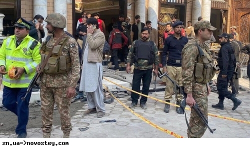 Терорист-смертник атакував поліцію в пакистанській мечеті: десятки людей загинули