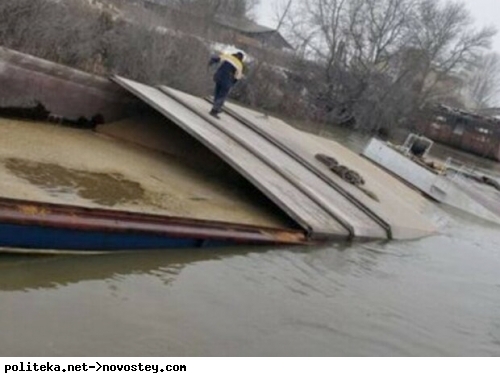 Баржа з ??860 тонн пшениці затонула на Одещині: кадри з місця події