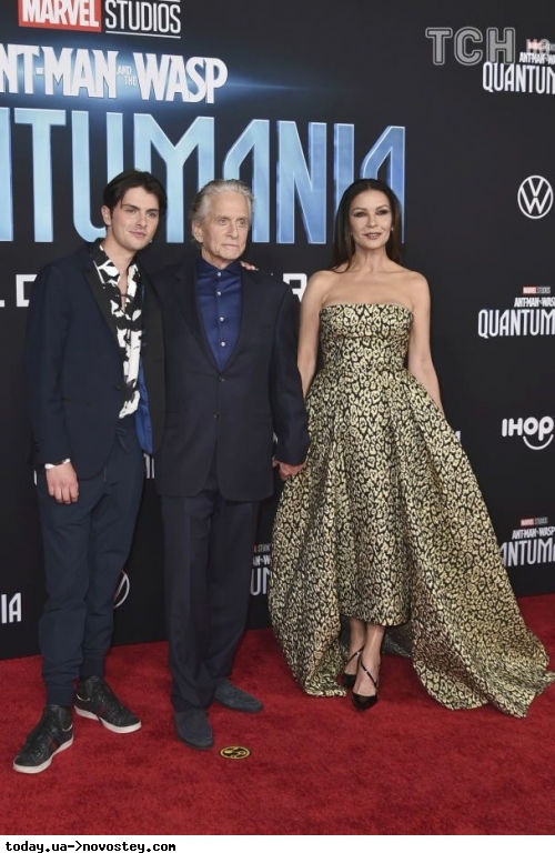 Кетрін Зета-Джонс в ефектній сукні з леопардовим принтом вийшла у світ з чоловіком і сином