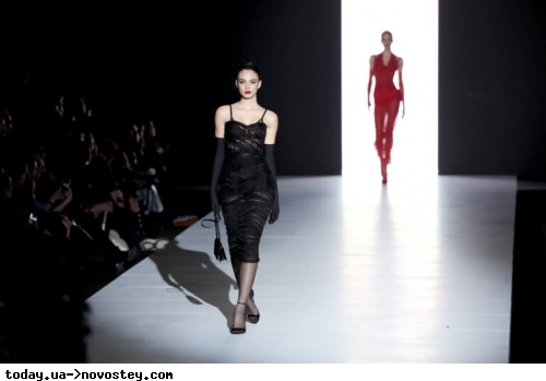 Донька Моніки Белуччі у чорній будуарній сукні викликала фурор на тижні моди у Мілані