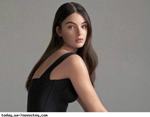Донька Моніки Белуччі у чорній будуарній сукні викликала фурор на тижні моди у Мілані 