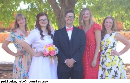 Чоловік одружився одразу з чотирма жінкам, кадри сімейства: "виховують 15 дітей"