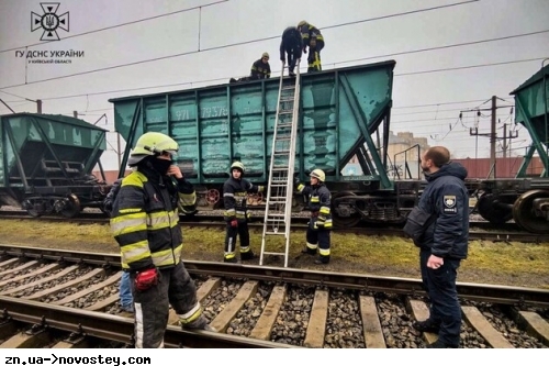 На Київщині підлітки залізли на потяг заради фото: обох уразило струмом, один загинув