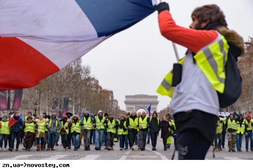Французи вийшли на протести через пенсійну реформу Макрона
