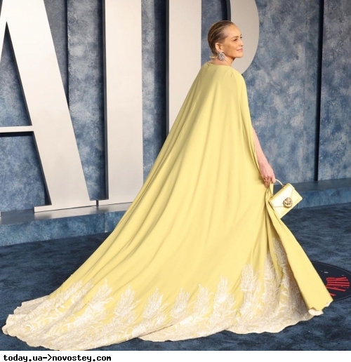 65-річна Шерон Стоун в облягаючій сукні-кейпі приголомшила стрункістю на афтерпаті “Оскара“