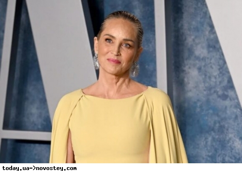 65-річна Шерон Стоун в облягаючій сукні-кейпі приголомшила стрункістю на афтерпаті “Оскара“ 
