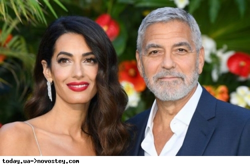 Дружина Джорджа Клуні у білій сукні зі “сміття“ вразила виходом у Парижі 