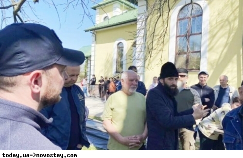 Скандал під Києвом: священник УПЦ МП відмовився віддати ключі від церкви та впустити парафіян 