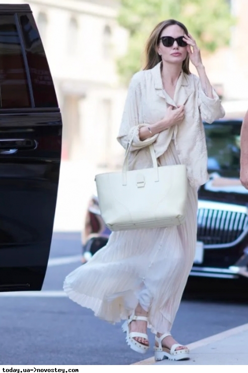 Анджеліна Джолі у білосніжній сукні з'явилася у Нью-Йорку: фото папараці