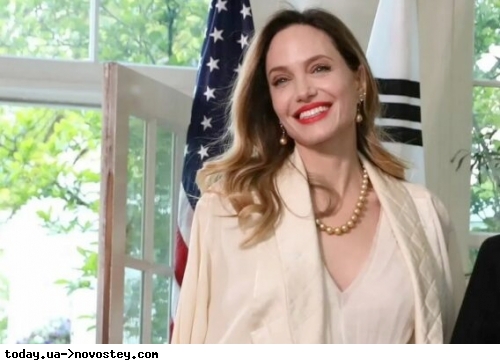 Анджеліна Джолі у білосніжній сукні з'явилася у Нью-Йорку: фото папараці 