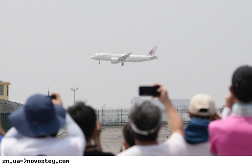 Китай побудував свій перший пасажирський літак, щоб конкурувати з Airbus та Boeing: здійснено перший політ