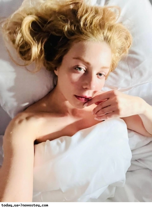 Без одягу та макіяжу: Тіна Кароль повторила культовий образ Мерилін Монро у ліжку 