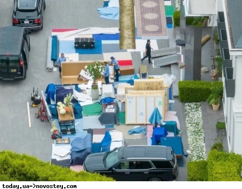 Килими, меблі, предмети мистецтва: папараці засняли переїзд Джей Ло до будинку за 60 млн доларів