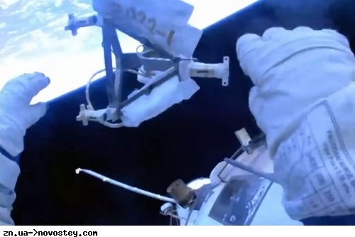 Російські космонавти викинули старе обладнання за борт МКС