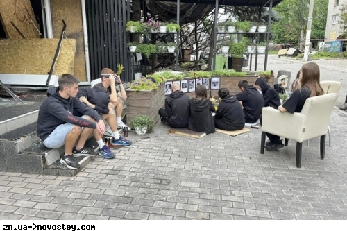 «Запізнилася» на вибух у Краматорську: журналістка емоційно розповіла про імпровізований меморіал на місці зруйнованого ракетою кафе