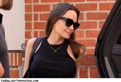 У кроп-топі та широких штанах: 46-річна Анджеліна Джолі засвітила кільце у пупці 