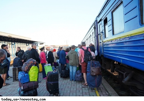 Укрзалізниця запустила безкоштовний потяг: пасажирам роздаватимуть по 2-3 тис. грн