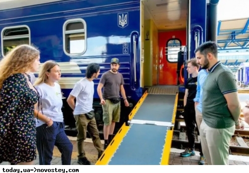 Укрзалізниця презентувала вагони для маломобільних пасажирів: фото